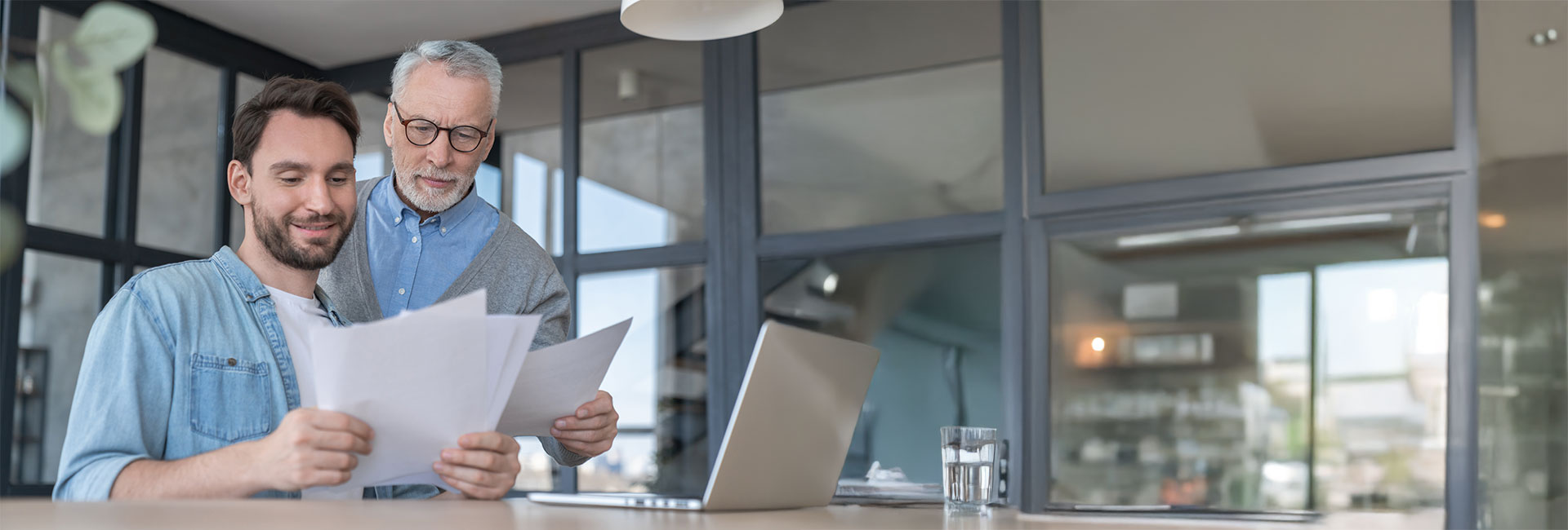 أب يساعد ابنه بمستنداته