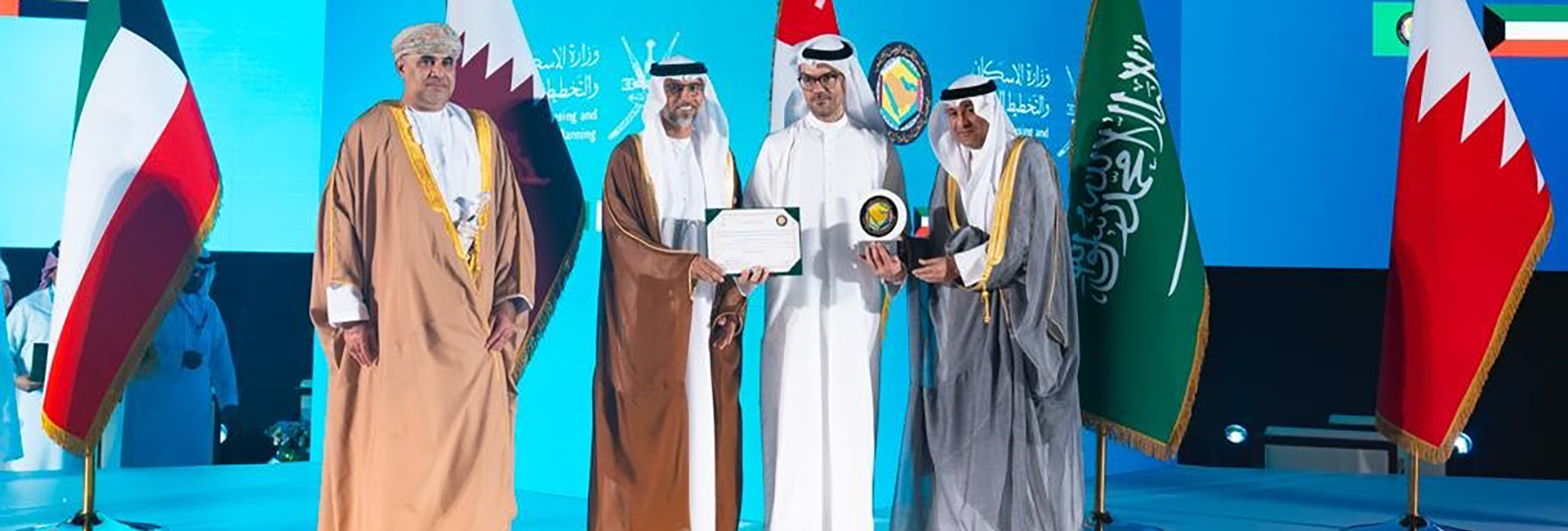 "الإمارات الإسلامي" يفوز بجائزة الابتكار بمجال التمويل السكني خلال "الأسبوع الإسكاني الخليجي الأول" في سلطنة عُمان