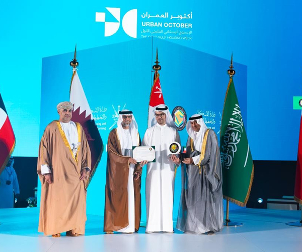 "الإمارات الإسلامي" يفوز بجائزة الابتكار بمجال التمويل السكني خلال "الأسبوع الإسكاني الخليجي الأول" في سلطنة عُمان